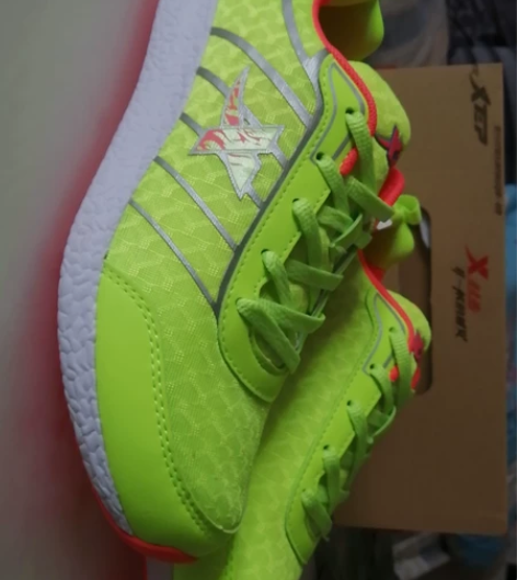 特步时尚运动跑鞋，全新正品，断码处理，网面...