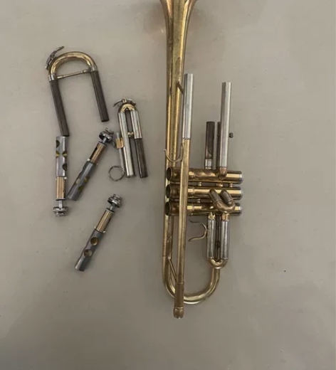 金色紫铜金音小号一支，完全演奏状态。号身有...