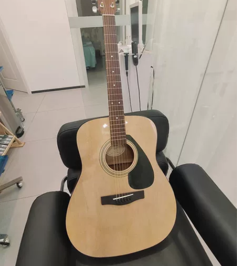 不是什么原价2300的吉他，也不是舅舅送的...