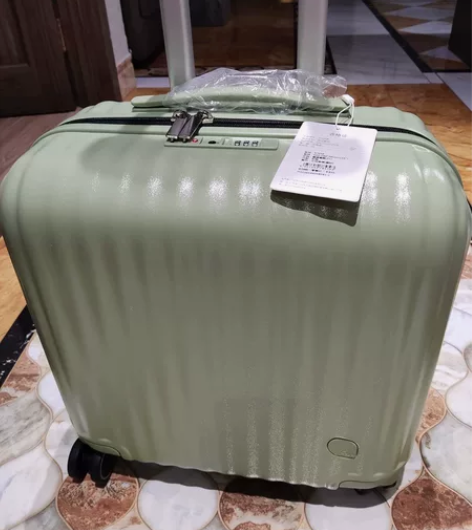 全新未使用过的阿季18寸牛油果绿行李箱 没...
