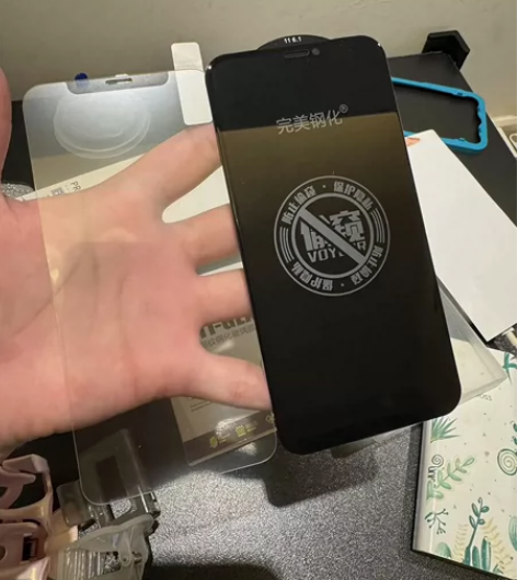 29.9 出2张钢化膜9个手机壳(型号iP...