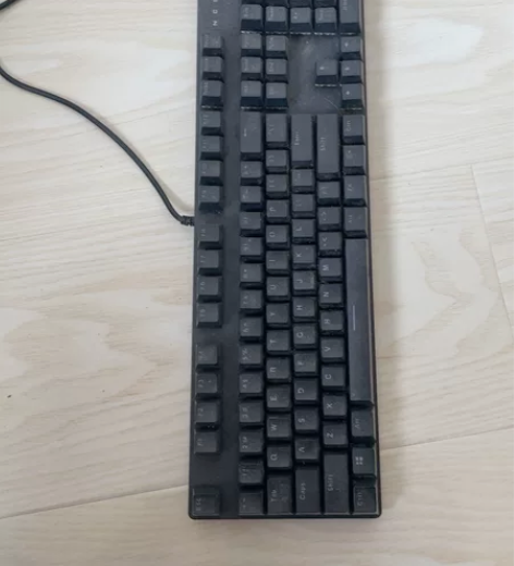 出黑色的雷柏V500PRO机械键盘，采用樱...