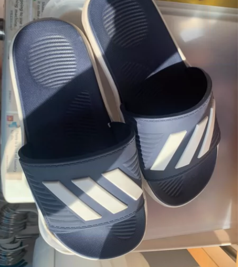 买球鞋两双送拖鞋36码，热带风暴店里买的8...