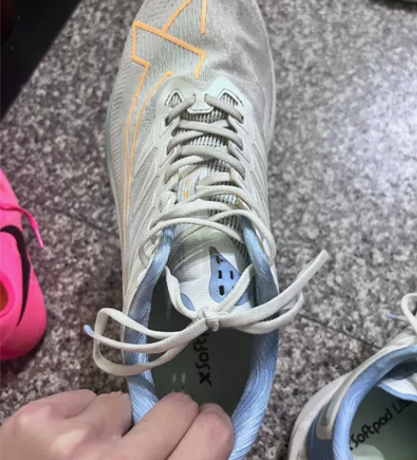 鞋面全新 就穿过3次跑有氧 40码 诚心出...