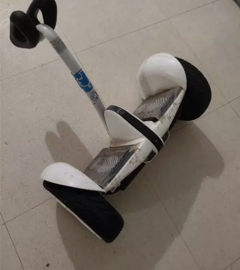 九号平衡车。买回来都没用过几次，上面的膜都...