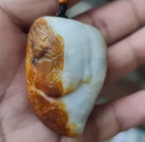 和田玉红皮白肉巧雕一念之间，配一条和田玉链...