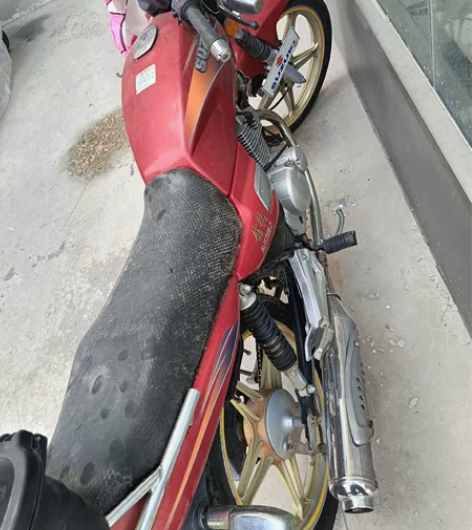 铃木钻豹摩托车一辆，没擦洗，长期闲置骑不到...
