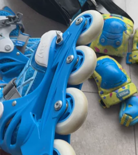 【博主闲置】米高轮滑鞋儿童溜冰鞋初学者全套...