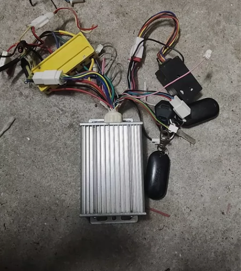 雅迪电动车控制器，遥控以及防盗器都在！二手...