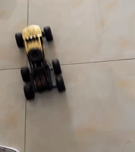 前2后4的野车遥控车，两组充电电池，动力嘎...