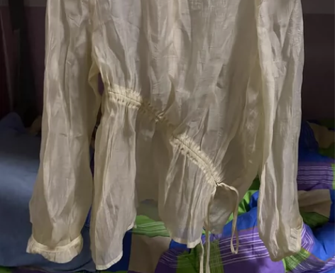 温柔抽绳透纱防晒罩衫 里边需要穿吊带