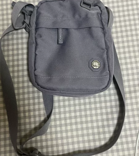 出一个Lining/李宁的灰色斜挎包，尺寸...