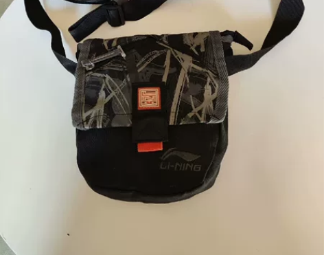李宁户外斜挎包，9成新，28元包邮 感兴趣...