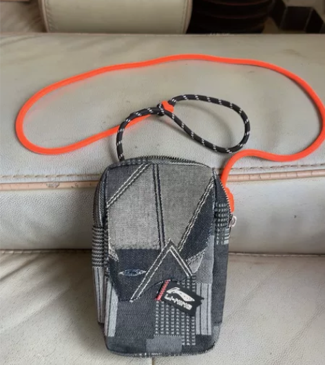 李宁正品斜挎包（九成新，直接拍包邮价） 感...