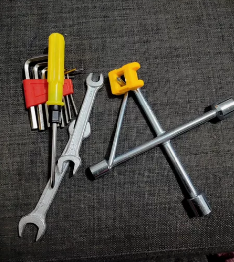 电动车随车工具摩托车包常用套筒扳螺丝刀助力...