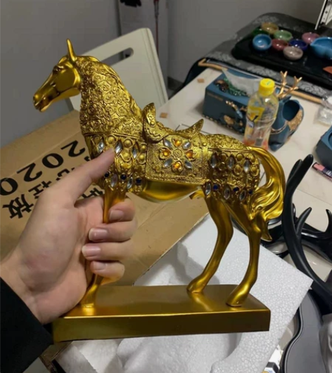 店里的金平马摆件，全新店里一个一百多。便宜...