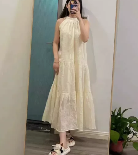 全新只试穿过，法式刺绣蕾丝挂脖连衣裙女夏季...