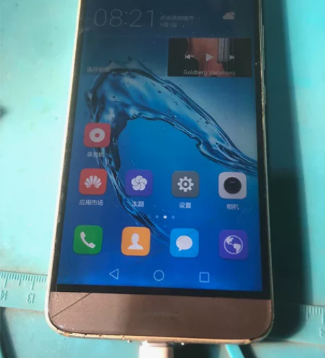 麦芒5，4+64g。 开机排线坏了。外屏裂...