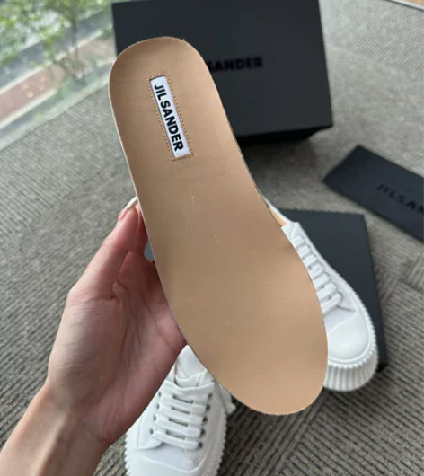 虽然现在潮流变得很快 时尚圈出的新款更是让...