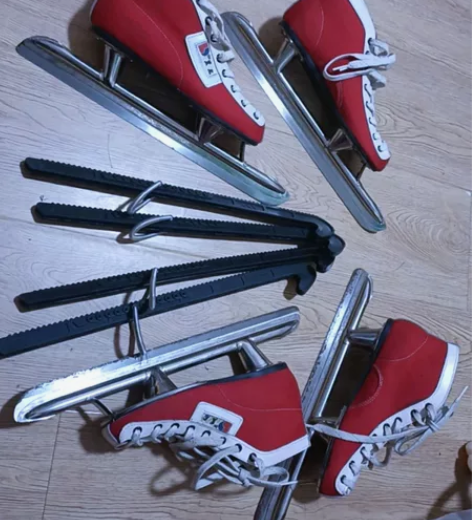 38码黑龙冰刀鞋，还有3双男士的冰刀，一个...