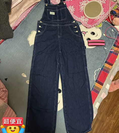 牛仔背带裤，实体店买的，喜欢的私聊 感兴趣...