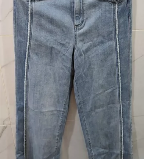 全新直筒阔腿牛仔裤，质量非常好。腰围68-...