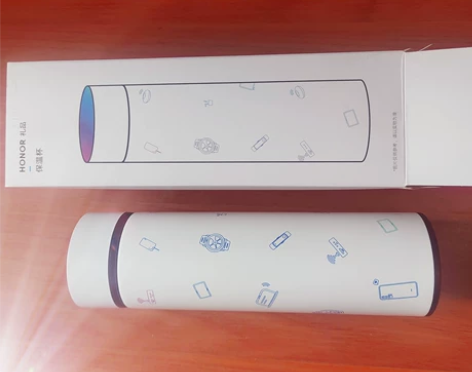当时买手机送的保温杯和耳机 荣耀实体店的 ...
