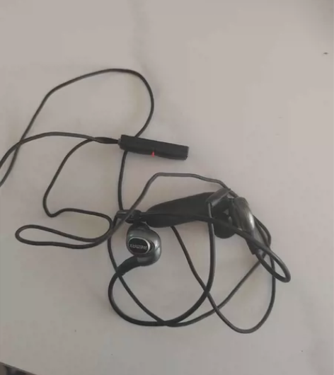 REMAX品牌RB-S8蓝牙耳机，充电部位...