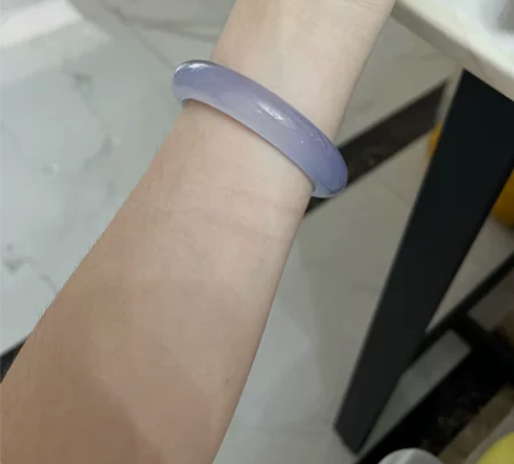 出蓝玉髓手镯，54.3圈口 蓝紫飘花款，颜...