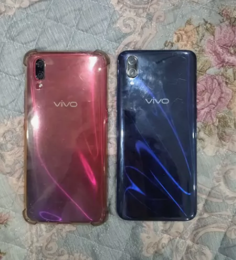 出两个vivox23手机  都是自己自用备...