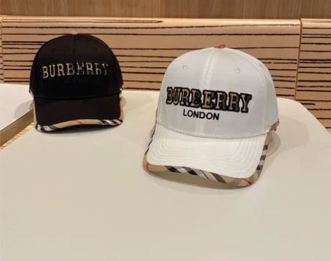 巴宝家鸭舌帽格子棒球帽字母刺绣   全新帽子低价出售 两色可...