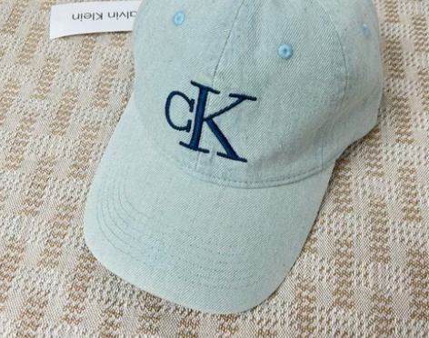 出一顶ck棒球帽，三标齐全，吊牌都没拆，之...