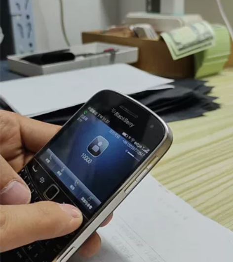 黑莓手机9900，支持移动联通卡，电信没有...