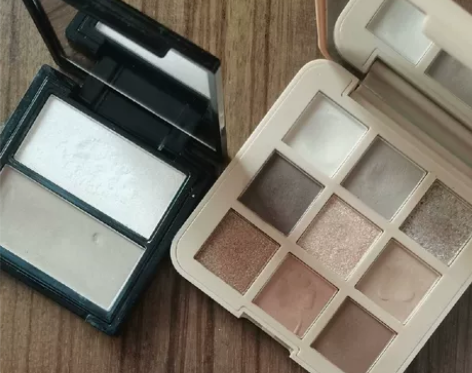 换新装备了，打包便宜出 Novo的眼影和修...