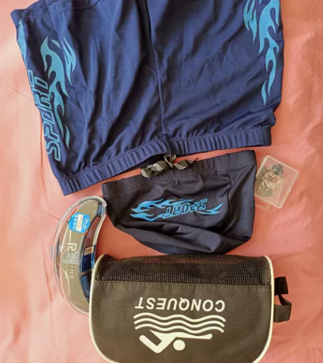 游泳装备一套，一时冲动，买来就打开看了一下...