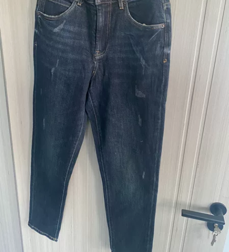 28码牛仔裤最后一个图有一点点瑕，看好在拍...