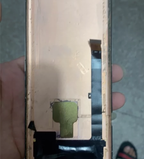 中兴天机好像Axon40uatra的烂屏，...