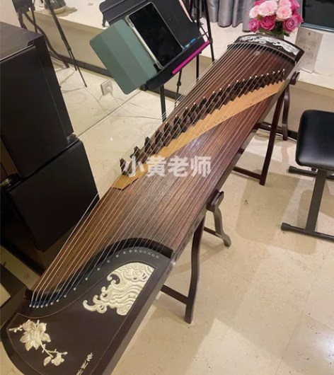敦煌牌古筝,买时6998,几乎没弹。娃改学...