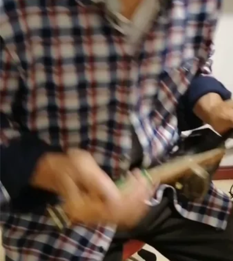 老二胡，老乐器，有弓子，有弦，琴码，无开裂...
