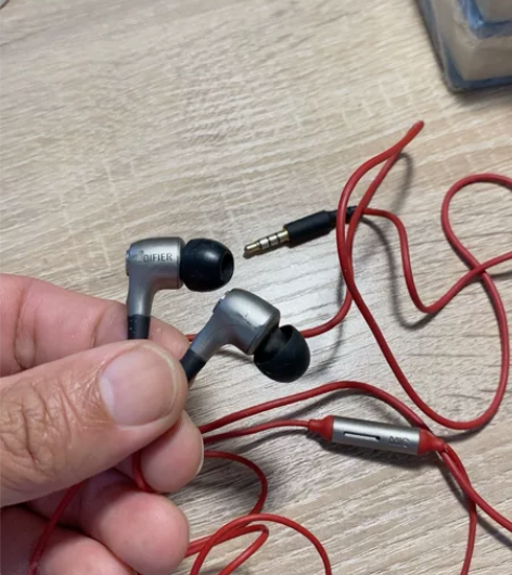漫步者h230p耳机，黑红色、声音好听，大...