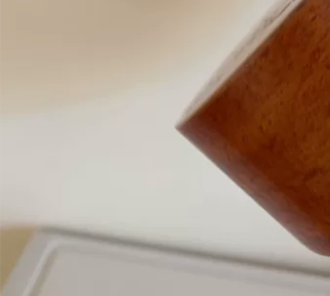 尤克里里买了没弹过，送变调夹和调音器。没有...