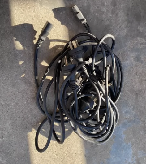 电脑电源线，大概十根左右 感兴趣的话点“我...