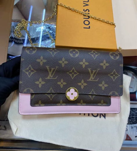 LV Flore花朵扣 经典老花拼粉色链条...