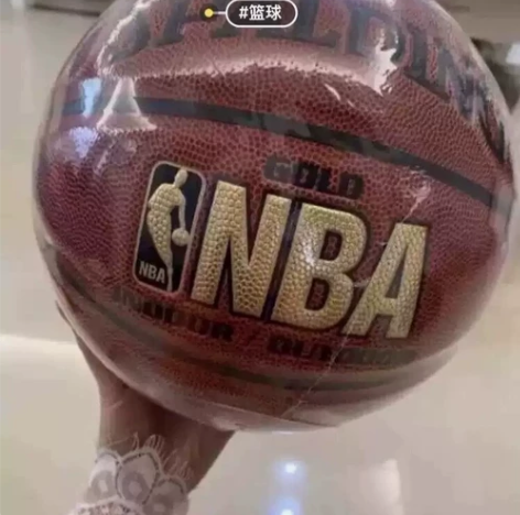 捡漏处理朋友送的几箱斯伯丁篮球,全新未拆(...