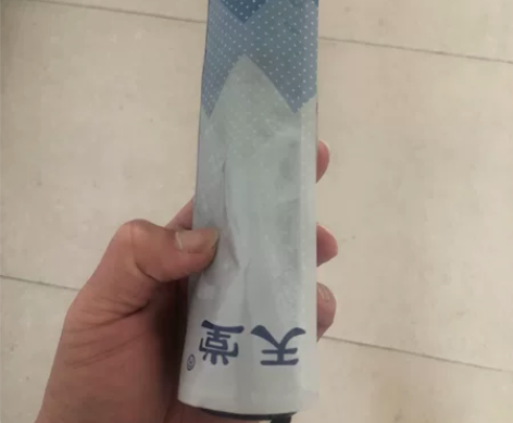 出黑色的天堂伞，采用三折设计，方便携带。 ...