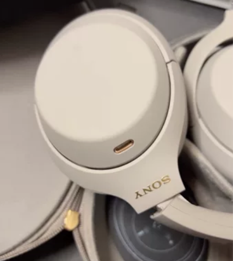 出全新索尼耳机 朋友过生日送的朋友帮我拆开...