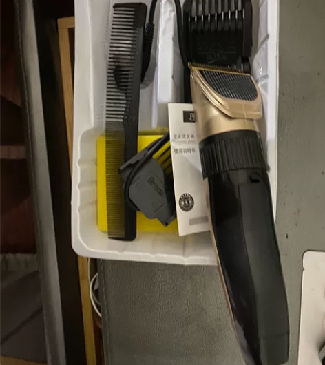 全新理发推子 一次都没用过，里面工具是一套...