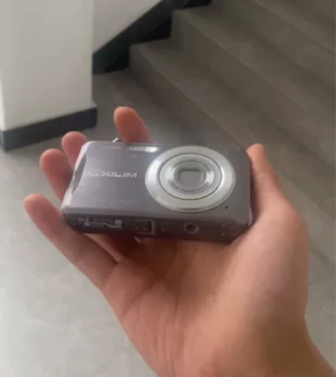 个人用的卡西欧 EX-Z270数码相机星空...