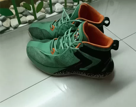 乔丹篮球鞋42.5 感兴趣的话点“我想要”...