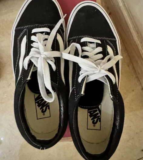 VANS鞋子，42码 就穿过一两次，实在不...